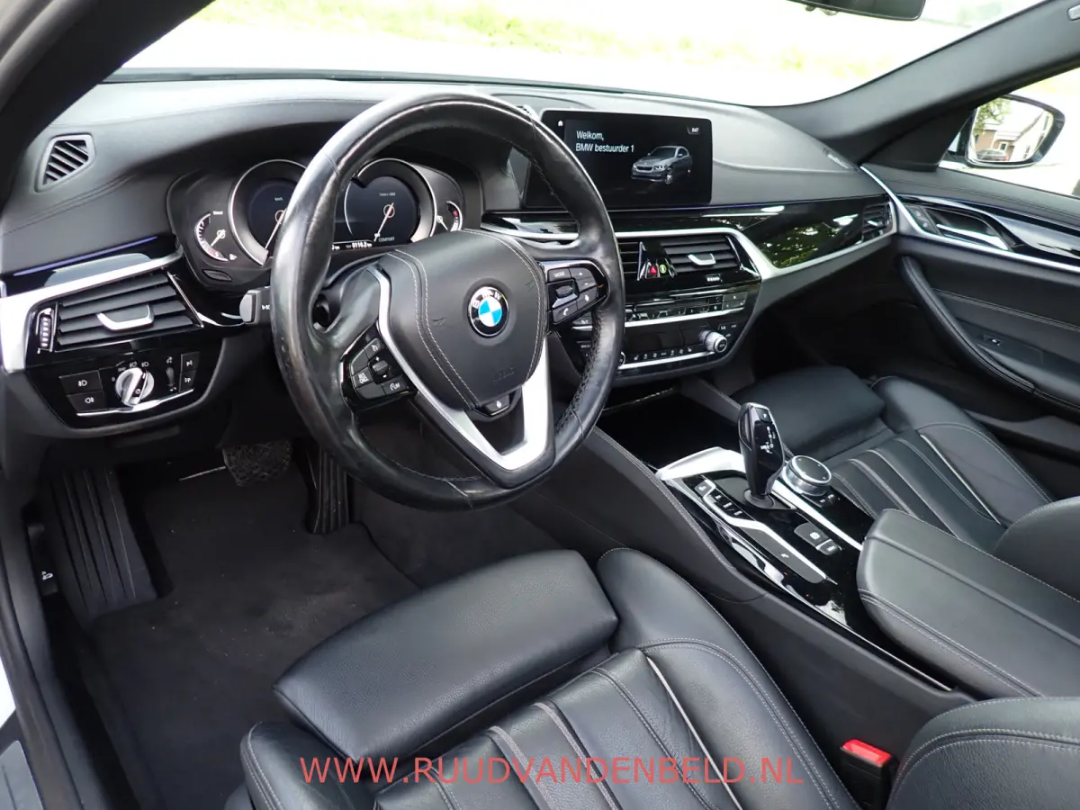 530d X-DRIVE SCHUIFDAK / CRUISE / CARPLAY / SPORTLEER / NAVI