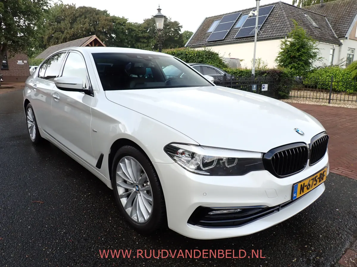530d X-DRIVE SCHUIFDAK / CRUISE / CARPLAY / SPORTLEER / NAVI