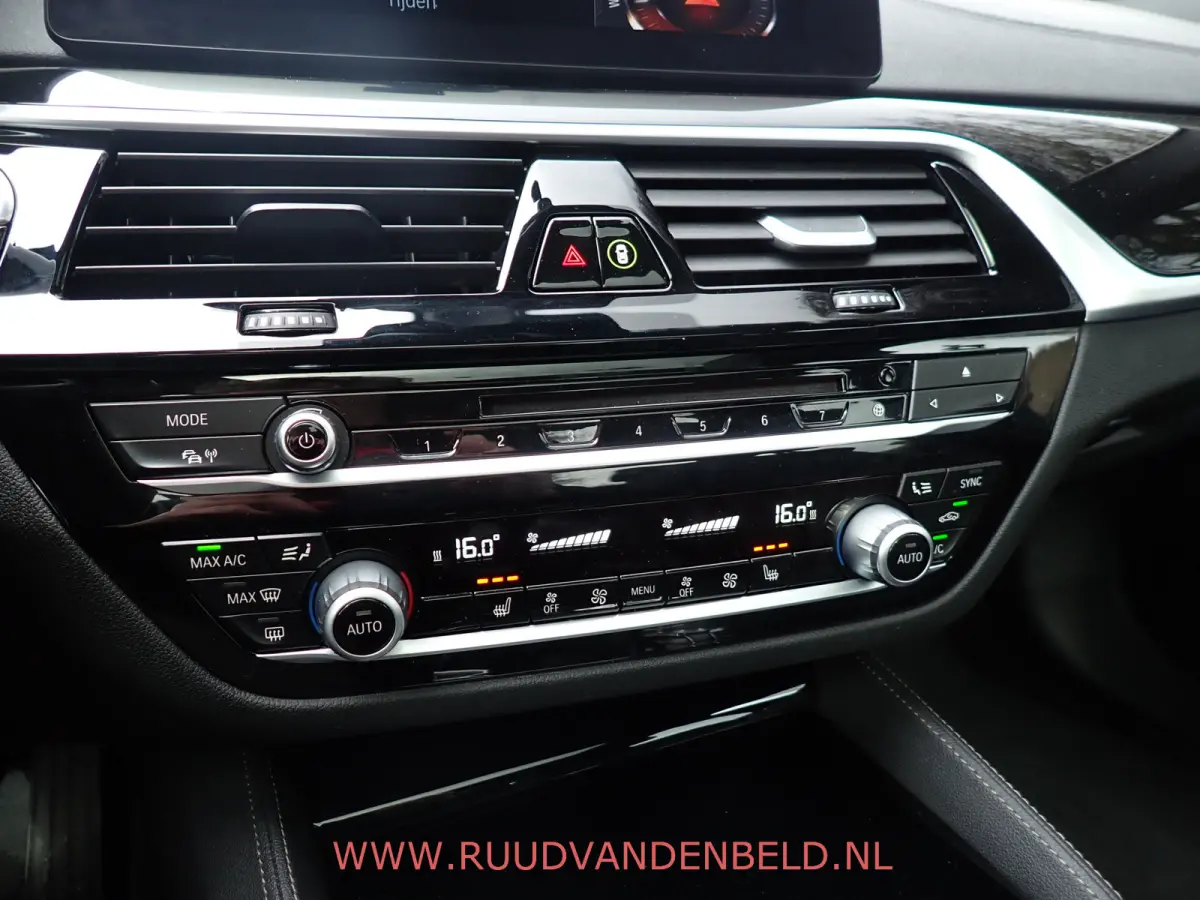 530d X-DRIVE SCHUIFDAK / CRUISE / CARPLAY / SPORTLEER / NAVI