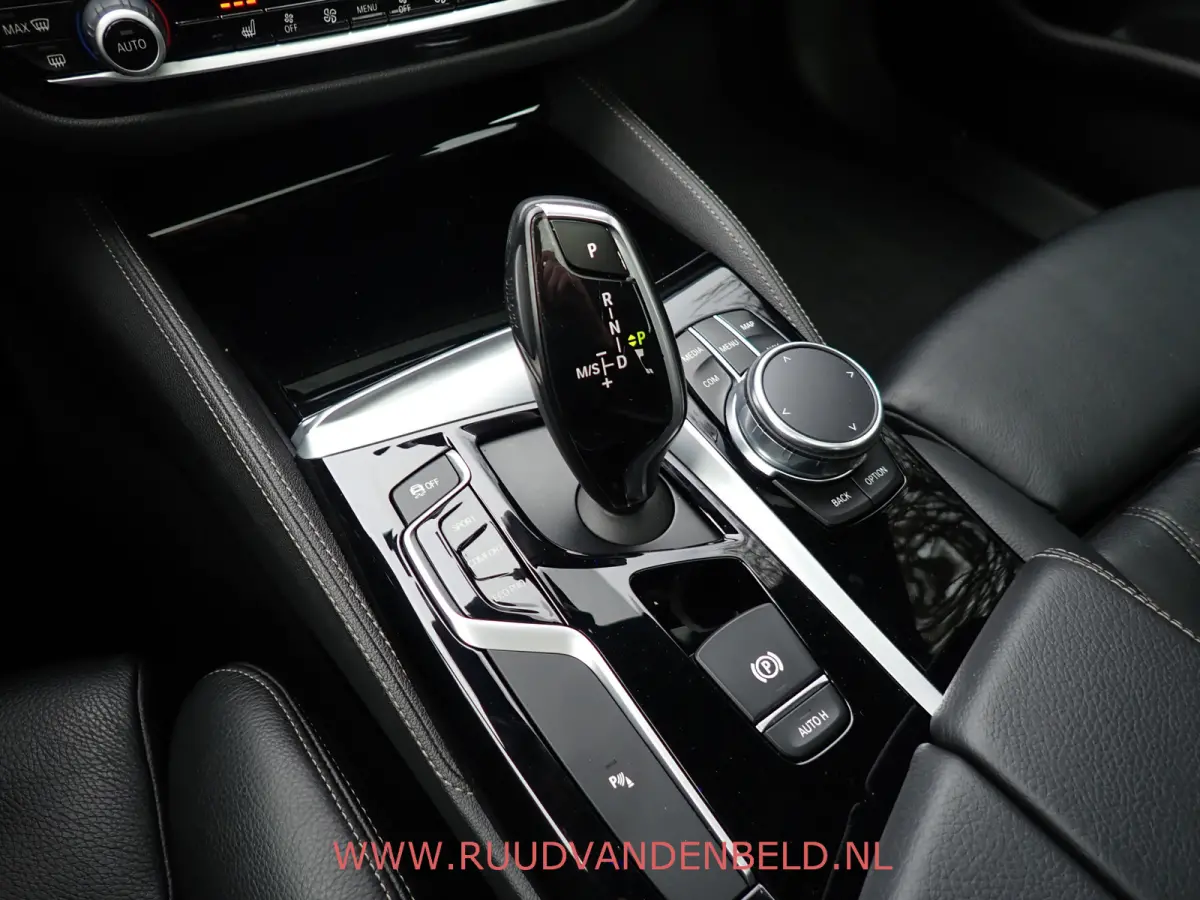 530d X-DRIVE SCHUIFDAK / CRUISE / CARPLAY / SPORTLEER / NAVI