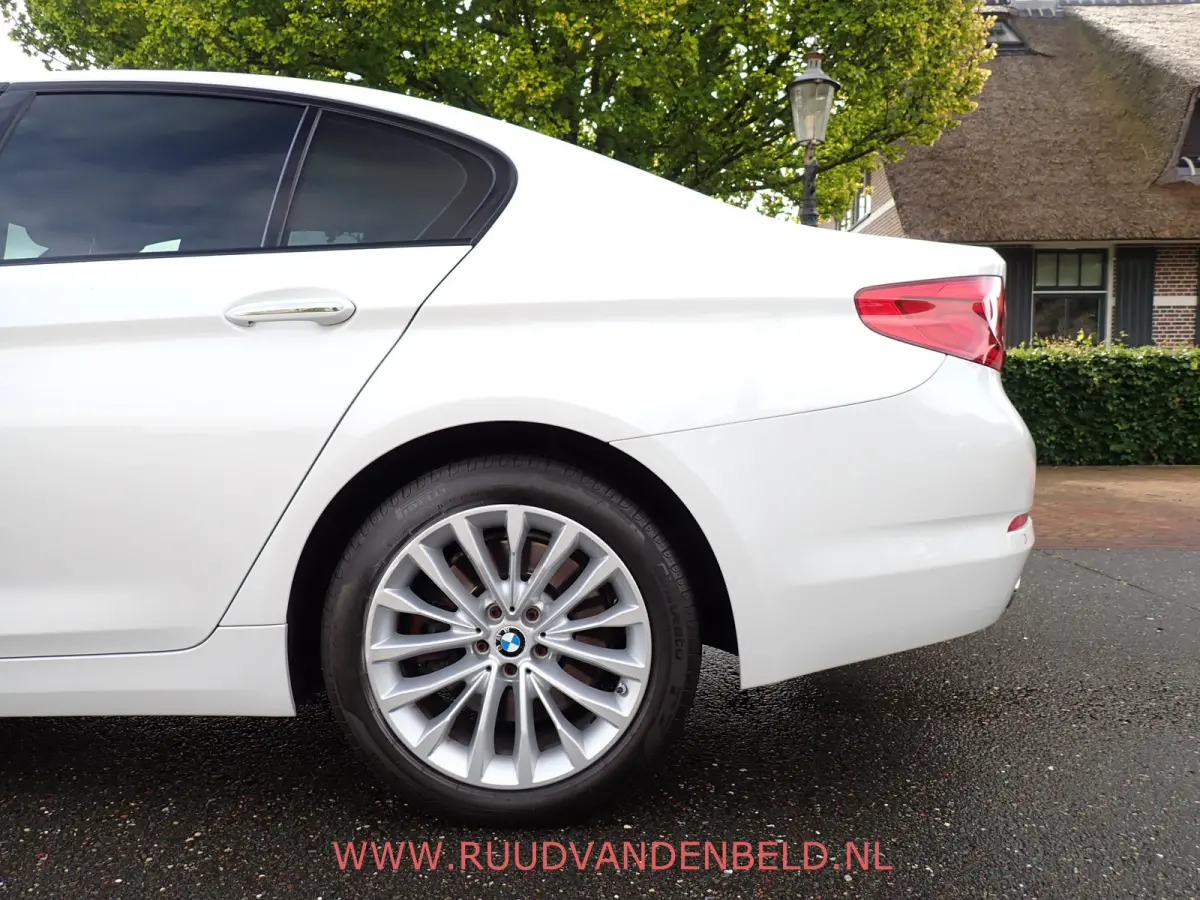 530d X-DRIVE SCHUIFDAK / CRUISE / CARPLAY / SPORTLEER / NAVI