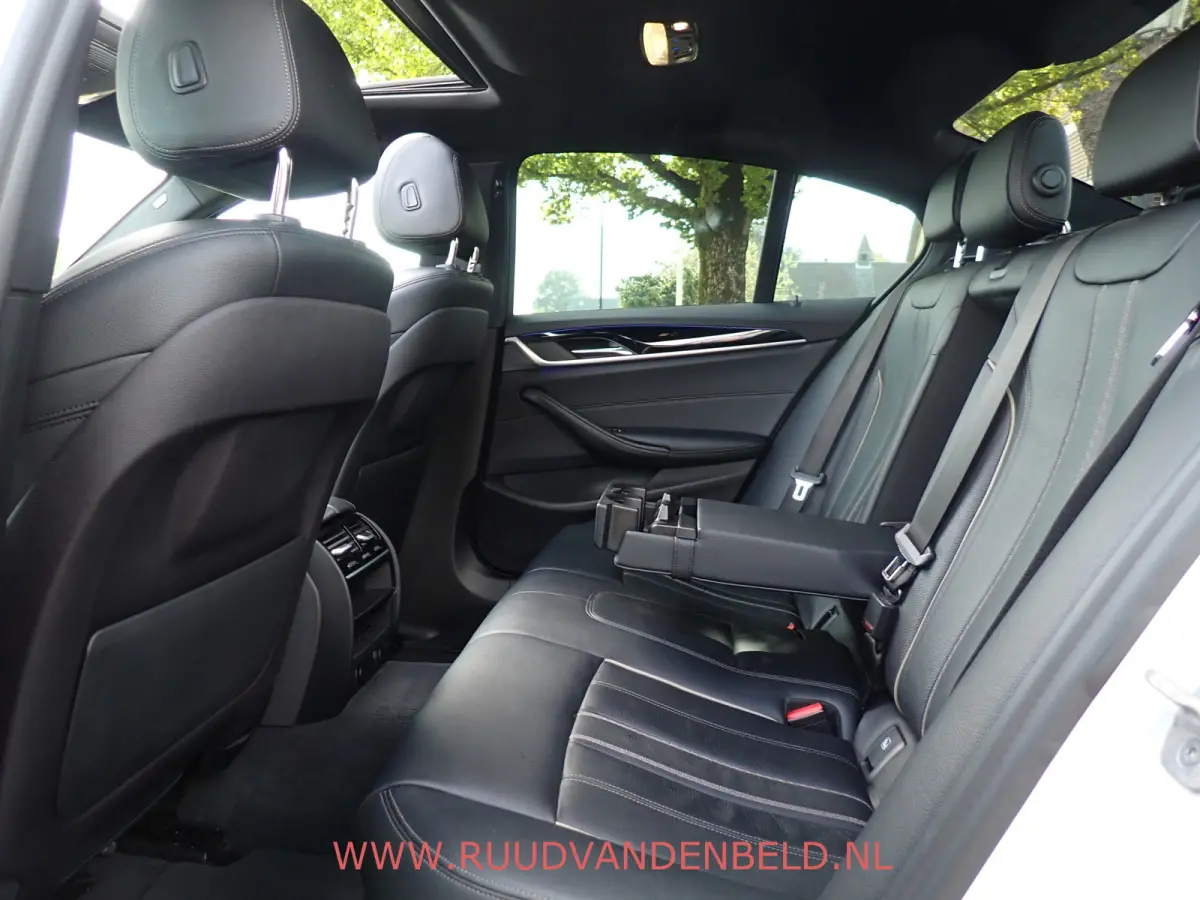 530d X-DRIVE SCHUIFDAK / CRUISE / CARPLAY / SPORTLEER / NAVI