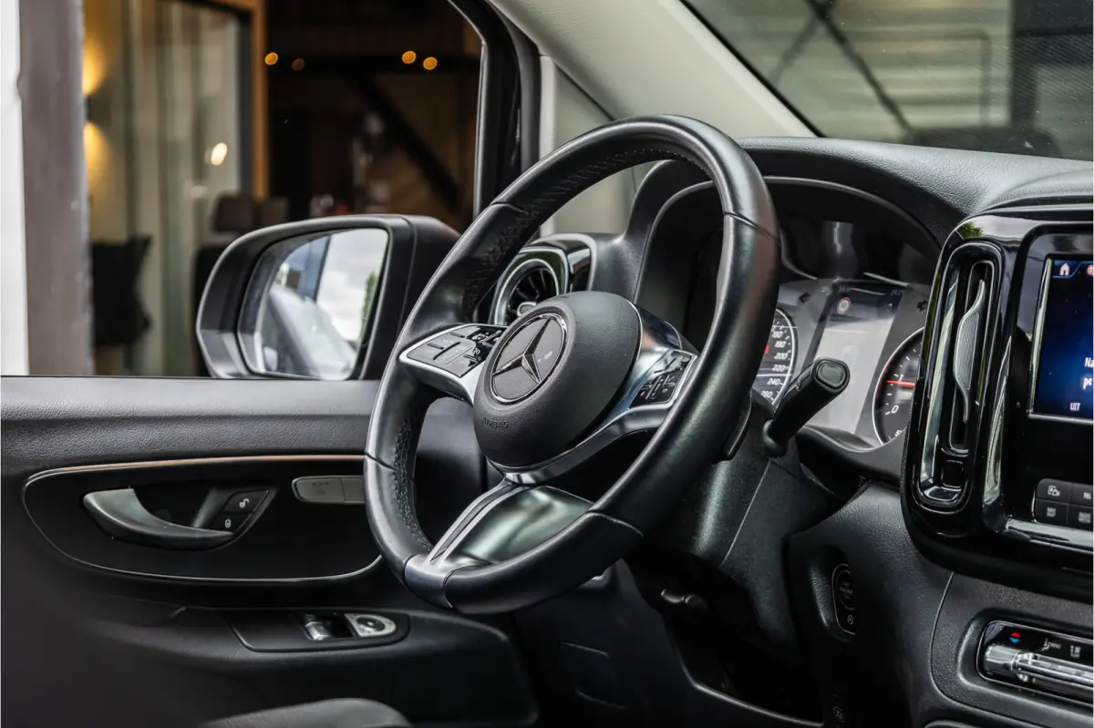 119 CDI DC L3 XL | AMG | L+R Schuifdeur | Dubbel cabine | Navigatie | CarPlay | Camera | Lederen bekleding | Stoelverwarming | 2500 kg trekgewicht | Trekhaak | Multibeam Led | PDC V+A