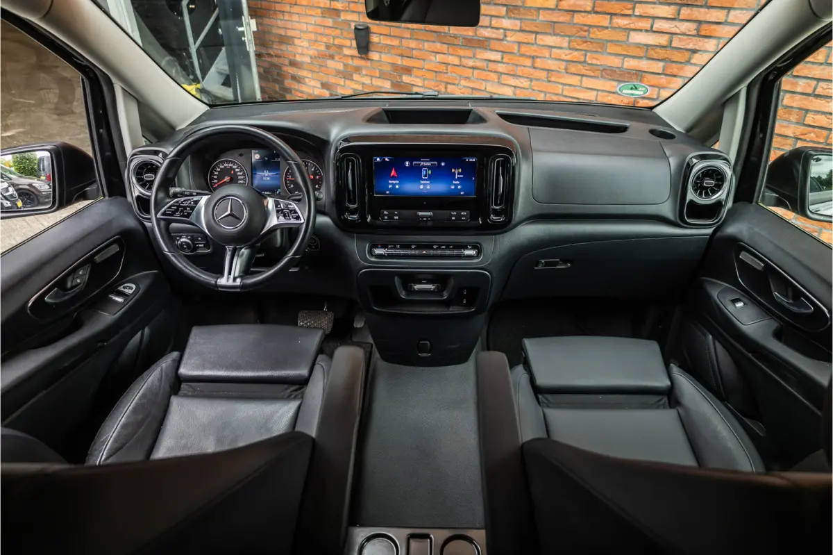 119 CDI DC L3 XL | AMG | L+R Schuifdeur | Dubbel cabine | Navigatie | CarPlay | Camera | Lederen bekleding | Stoelverwarming | 2500 kg trekgewicht | Trekhaak | Multibeam Led | PDC V+A