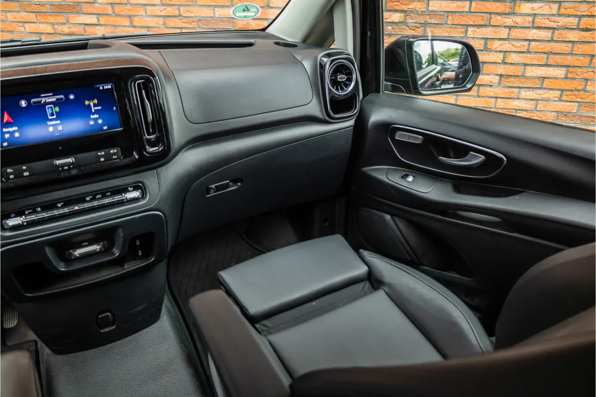 119 CDI DC L3 XL | AMG | L+R Schuifdeur | Dubbel cabine | Navigatie | CarPlay | Camera | Lederen bekleding | Stoelverwarming | 2500 kg trekgewicht | Trekhaak | Multibeam Led | PDC V+A