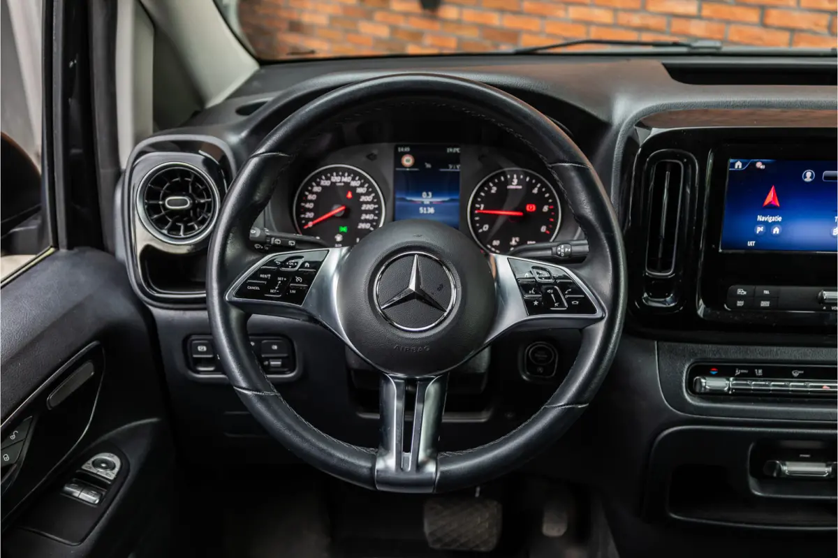 119 CDI DC L3 XL | AMG | L+R Schuifdeur | Dubbel cabine | Navigatie | CarPlay | Camera | Lederen bekleding | Stoelverwarming | 2500 kg trekgewicht | Trekhaak | Multibeam Led | PDC V+A