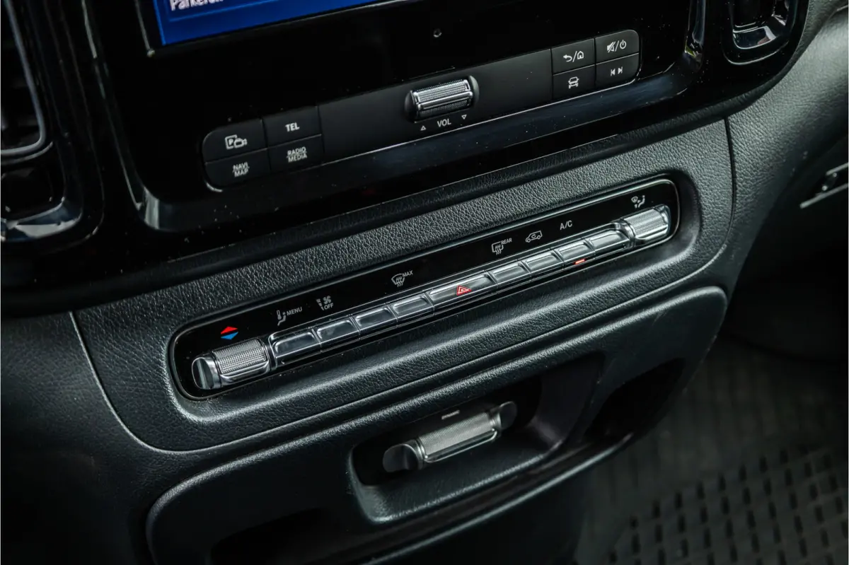 119 CDI DC L3 XL | AMG | L+R Schuifdeur | Dubbel cabine | Navigatie | CarPlay | Camera | Lederen bekleding | Stoelverwarming | 2500 kg trekgewicht | Trekhaak | Multibeam Led | PDC V+A