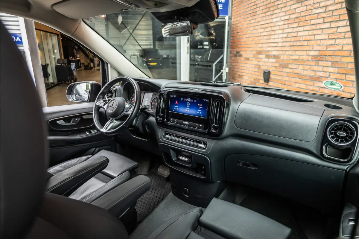 119 CDI DC L3 XL | AMG | L+R Schuifdeur | Dubbel cabine | Navigatie | CarPlay | Camera | Lederen bekleding | Stoelverwarming | 2500 kg trekgewicht | Trekhaak | Multibeam Led | PDC V+A