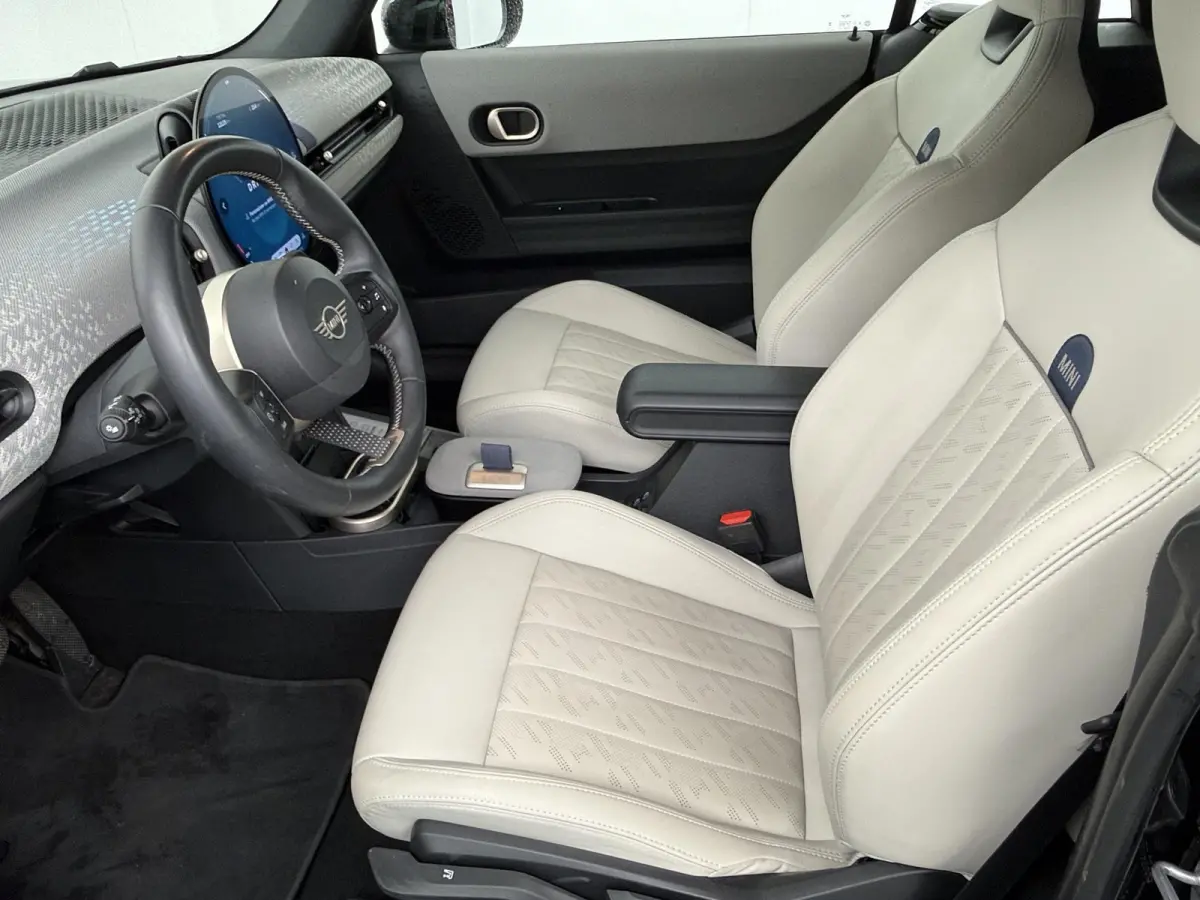 C Favoured Trim | Pakket S | Head-up Display | Keyless Entry | Carplay | Stoelverwarming | Stuurverwarming