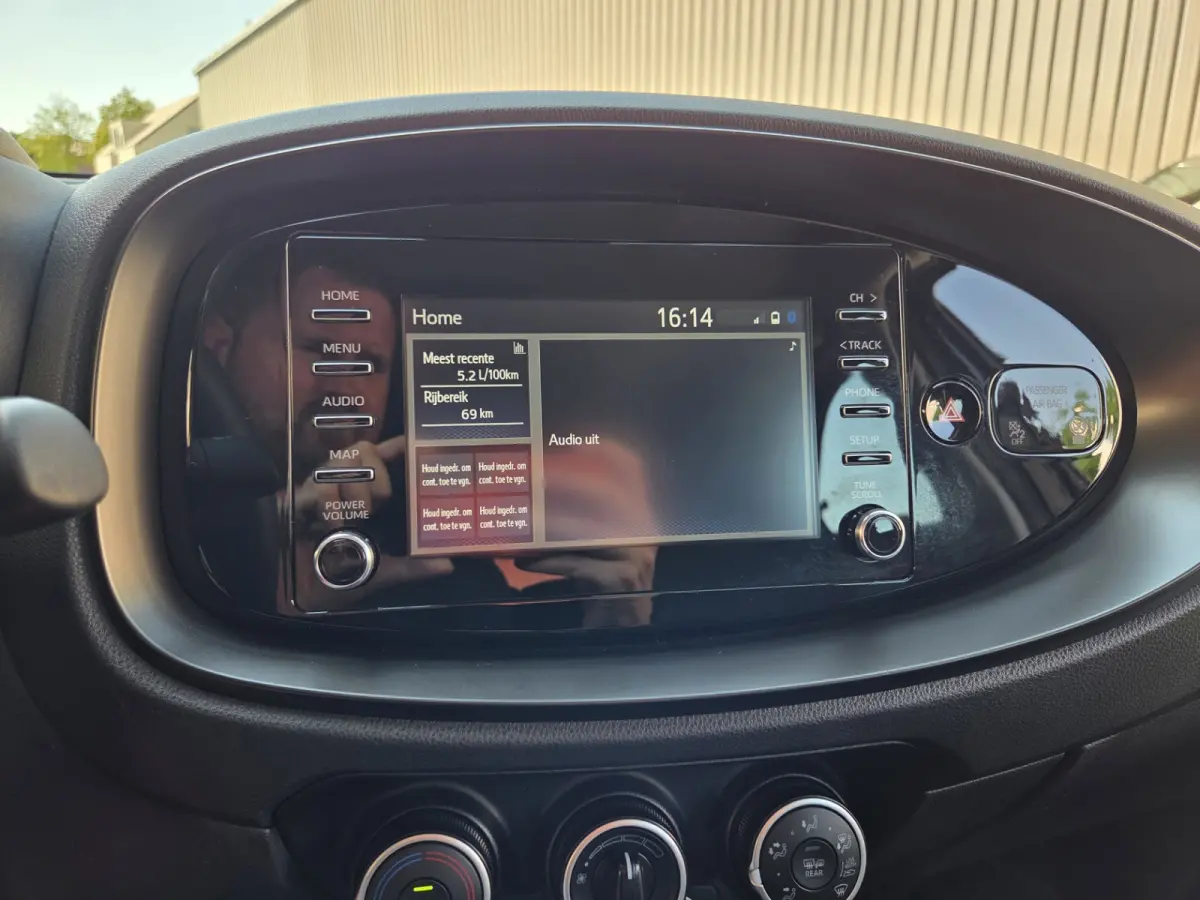 1.0 VVT-i MT play Achteruitrijcamera/ Airco/ Apple Carplay-Android auto/ Rijklaarprijs!