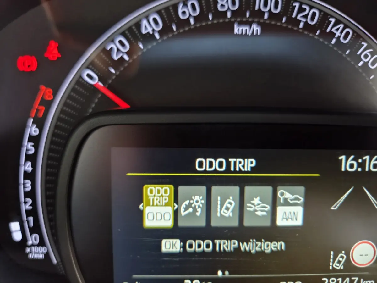1.0 VVT-i MT play Achteruitrijcamera/ Airco/ Apple Carplay-Android auto/ Rijklaarprijs!