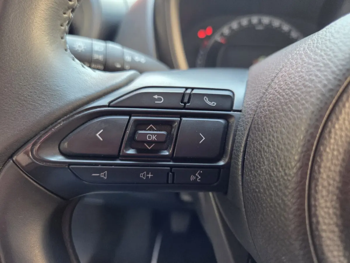 1.0 VVT-i MT play Achteruitrijcamera/ Airco/ Apple Carplay-Android auto/ Rijklaarprijs!