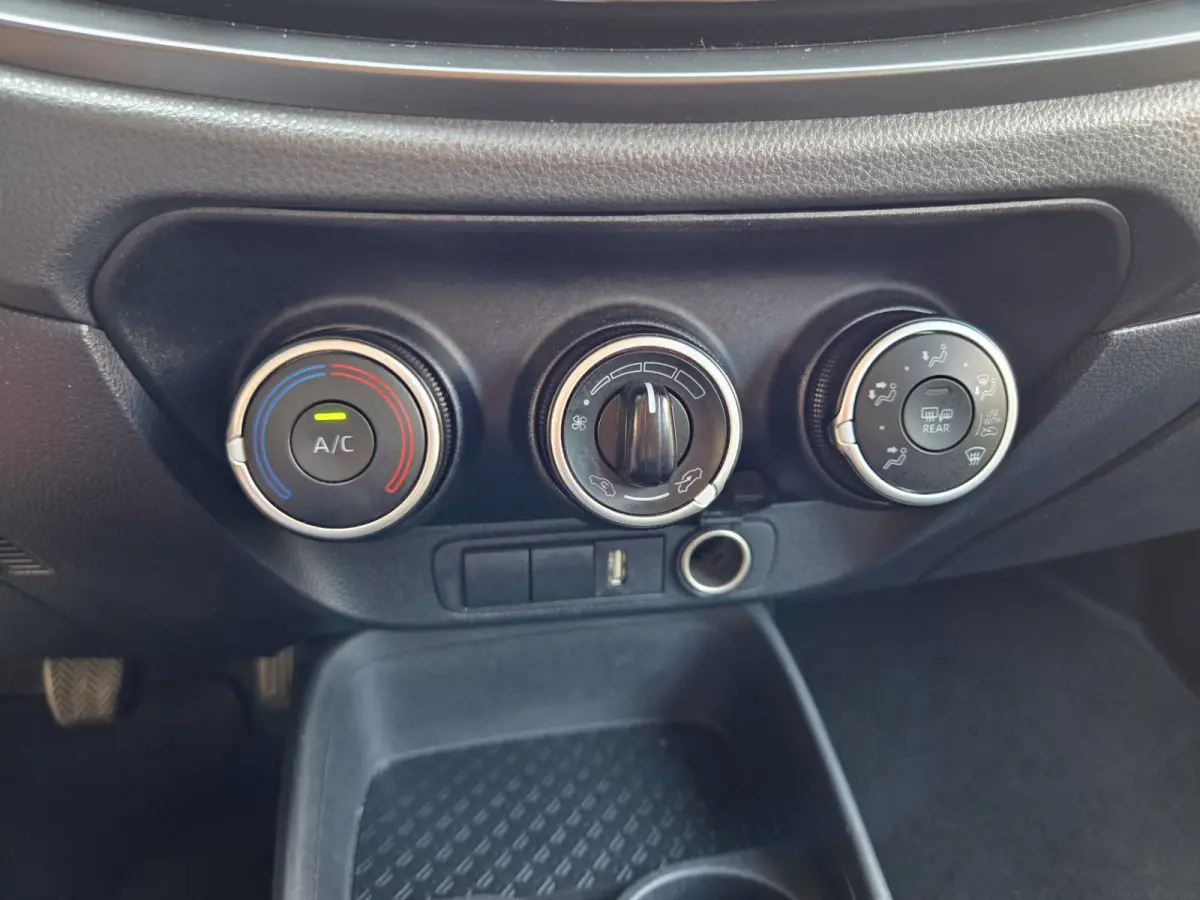 1.0 VVT-i MT play Achteruitrijcamera/ Airco/ Apple Carplay-Android auto/ Rijklaarprijs!