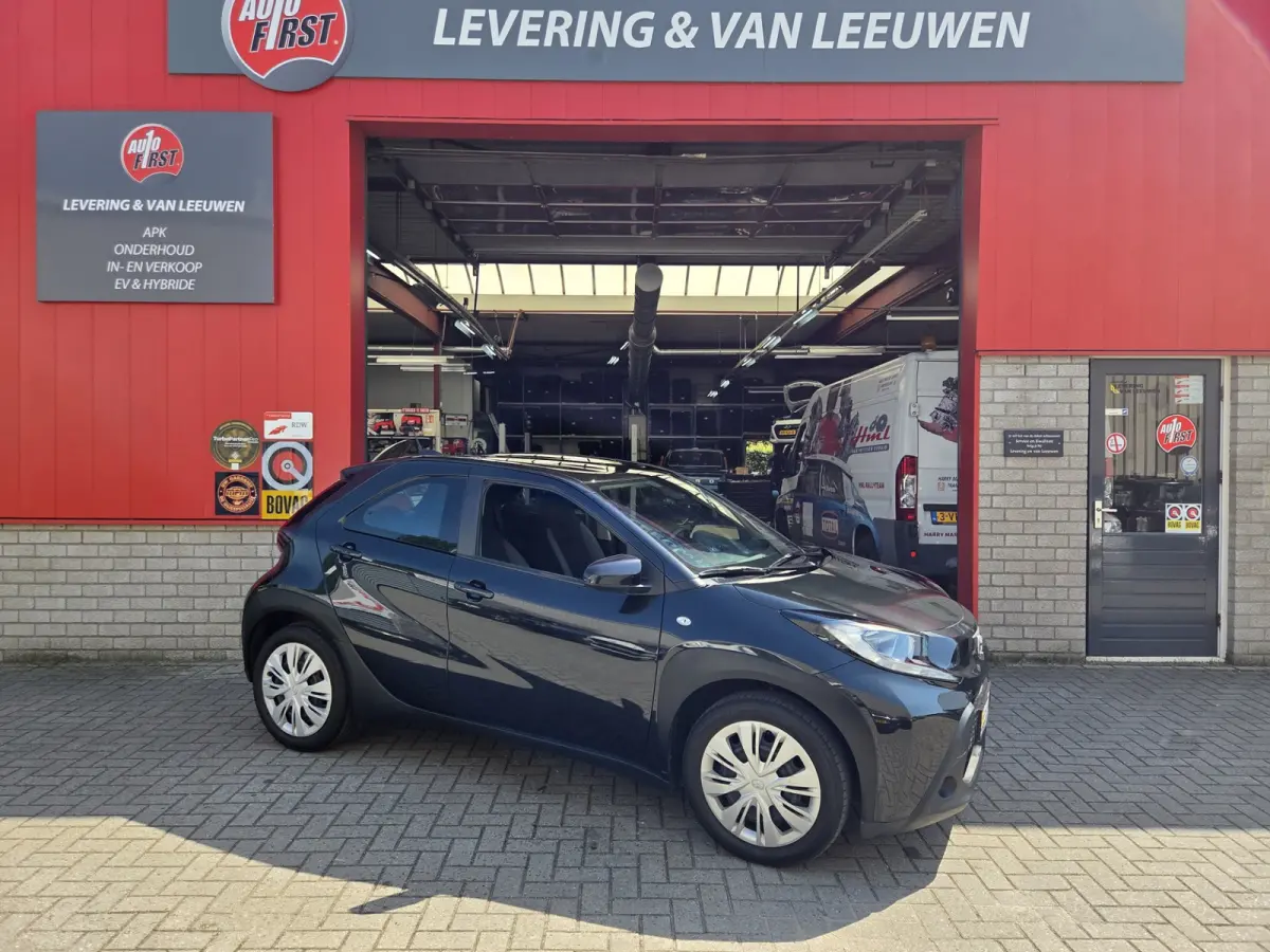 1.0 VVT-i MT play Achteruitrijcamera/ Airco/ Apple Carplay-Android auto/ Rijklaarprijs!