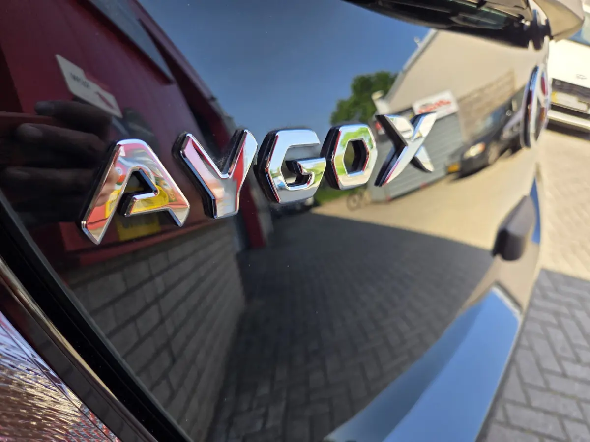 1.0 VVT-i MT play Achteruitrijcamera/ Airco/ Apple Carplay-Android auto/ Rijklaarprijs!