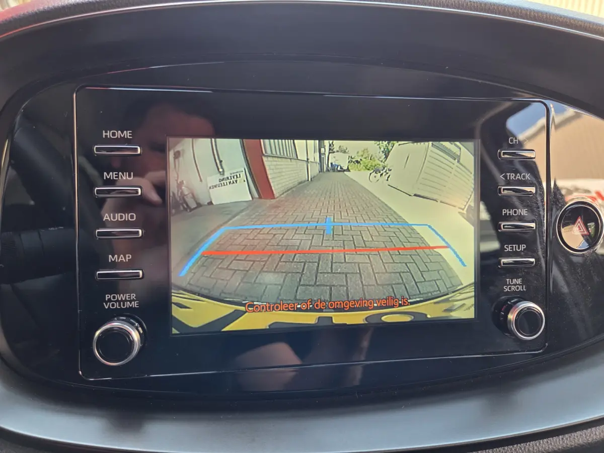1.0 VVT-i MT play Achteruitrijcamera/ Airco/ Apple Carplay-Android auto/ Rijklaarprijs!
