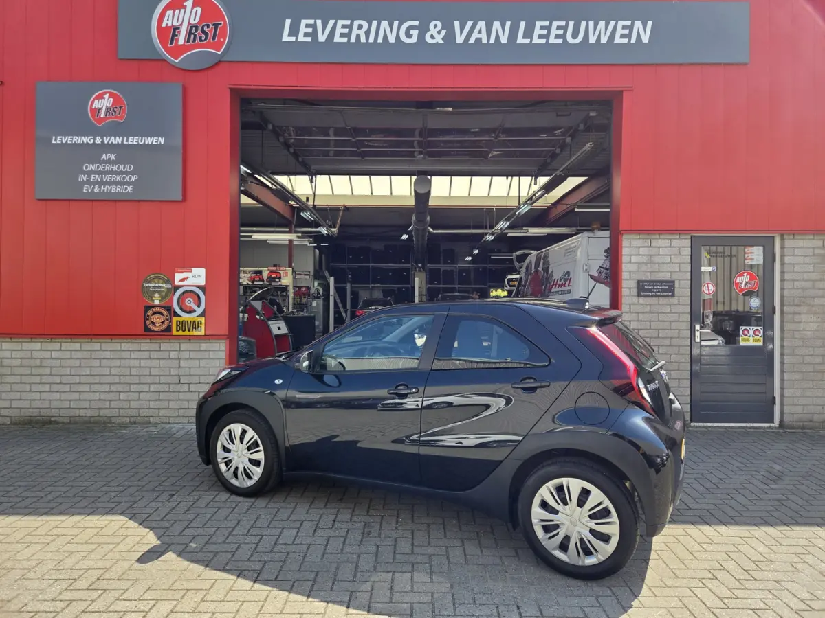 1.0 VVT-i MT play Achteruitrijcamera/ Airco/ Apple Carplay-Android auto/ Rijklaarprijs!