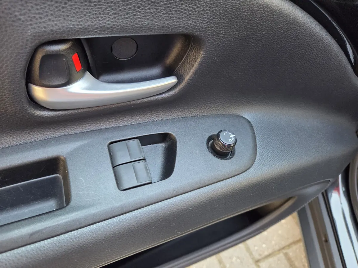 1.0 VVT-i MT play Achteruitrijcamera/ Airco/ Apple Carplay-Android auto/ Rijklaarprijs!