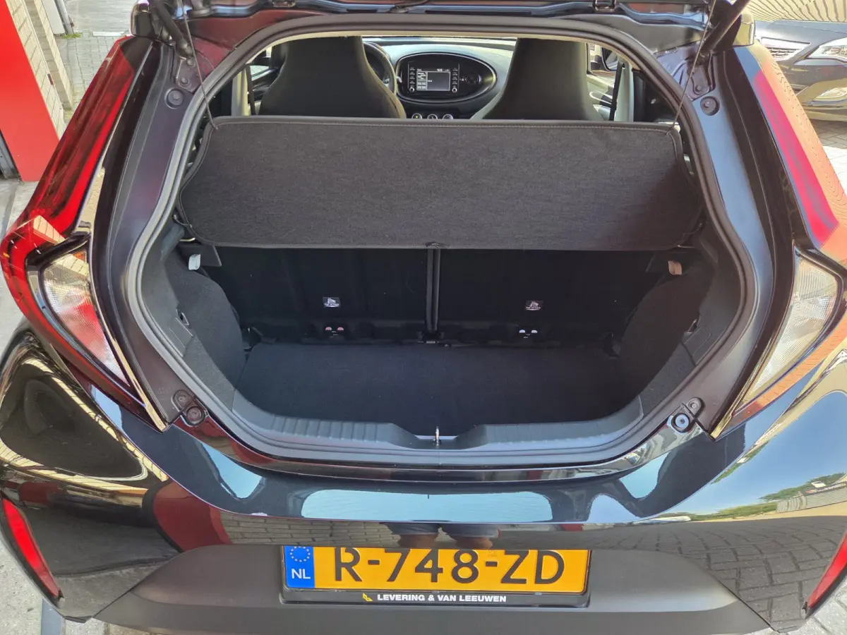 1.0 VVT-i MT play Achteruitrijcamera/ Airco/ Apple Carplay-Android auto/ Rijklaarprijs!
