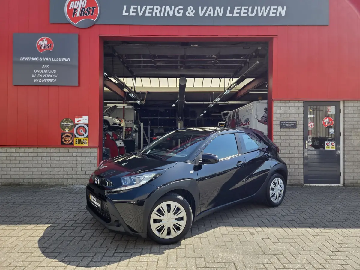 1.0 VVT-i MT play Achteruitrijcamera/ Airco/ Apple Carplay-Android auto/ Rijklaarprijs!