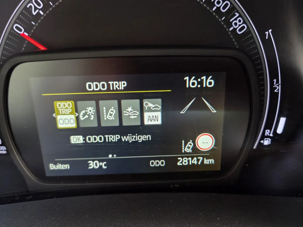1.0 VVT-i MT play Achteruitrijcamera/ Airco/ Apple Carplay-Android auto/ Rijklaarprijs!