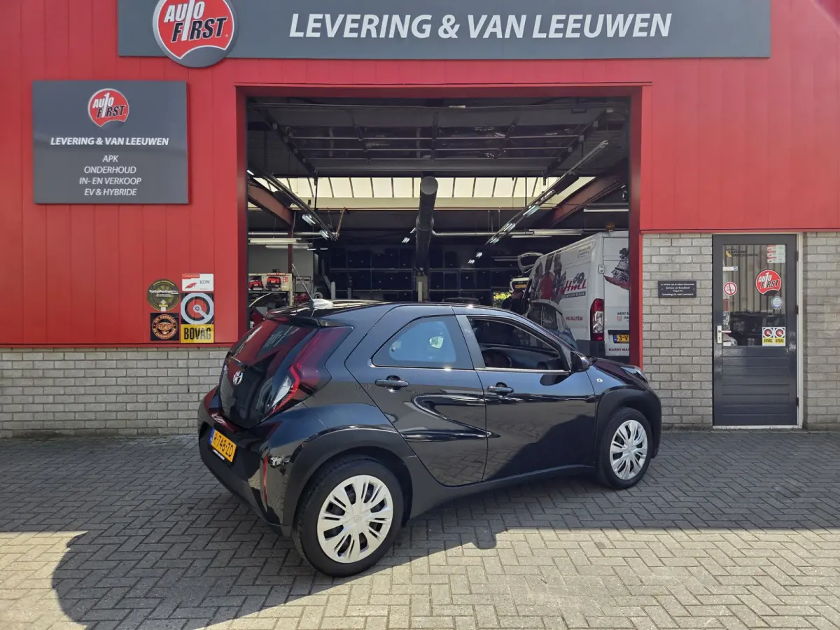 1.0 VVT-i MT play Achteruitrijcamera/ Airco/ Apple Carplay-Android auto/ Rijklaarprijs!