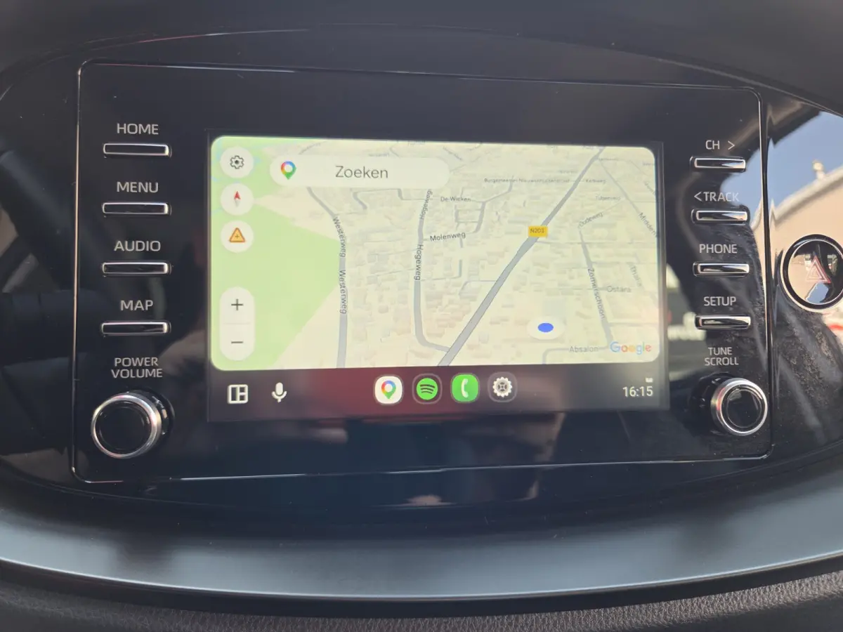 1.0 VVT-i MT play Achteruitrijcamera/ Airco/ Apple Carplay-Android auto/ Rijklaarprijs!