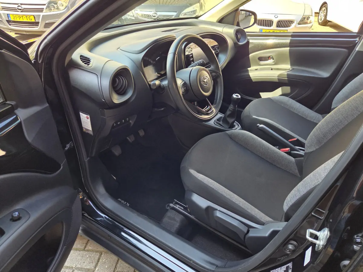 1.0 VVT-i MT play Achteruitrijcamera/ Airco/ Apple Carplay-Android auto/ Rijklaarprijs!