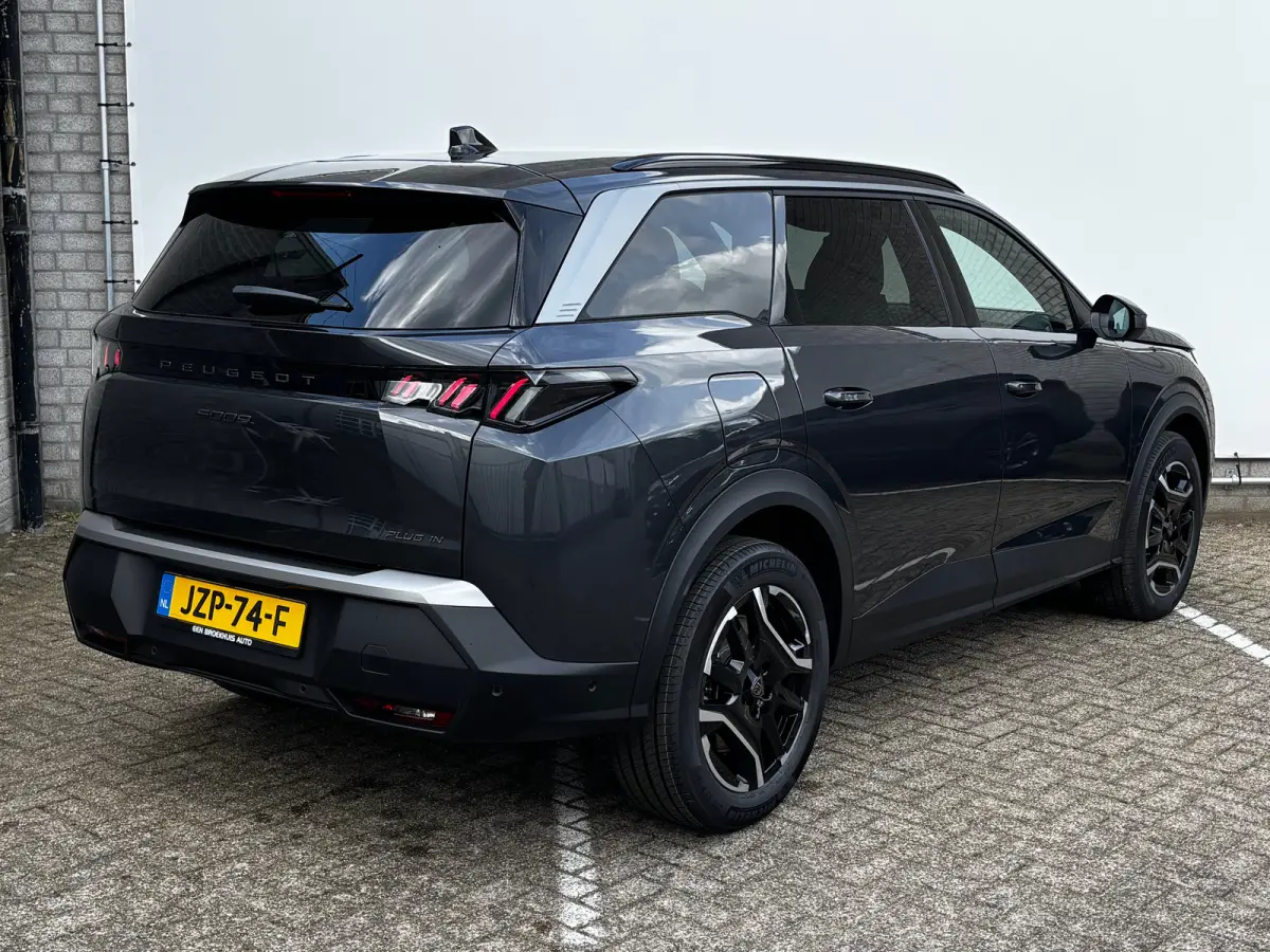 Allure | 360° Vision & Drive Assist Pack | 3de rij: neerklapbare zittingen met Easy access naar derde zitrij | 6 airbags (adaptieve front-, zij- en window-airbags)