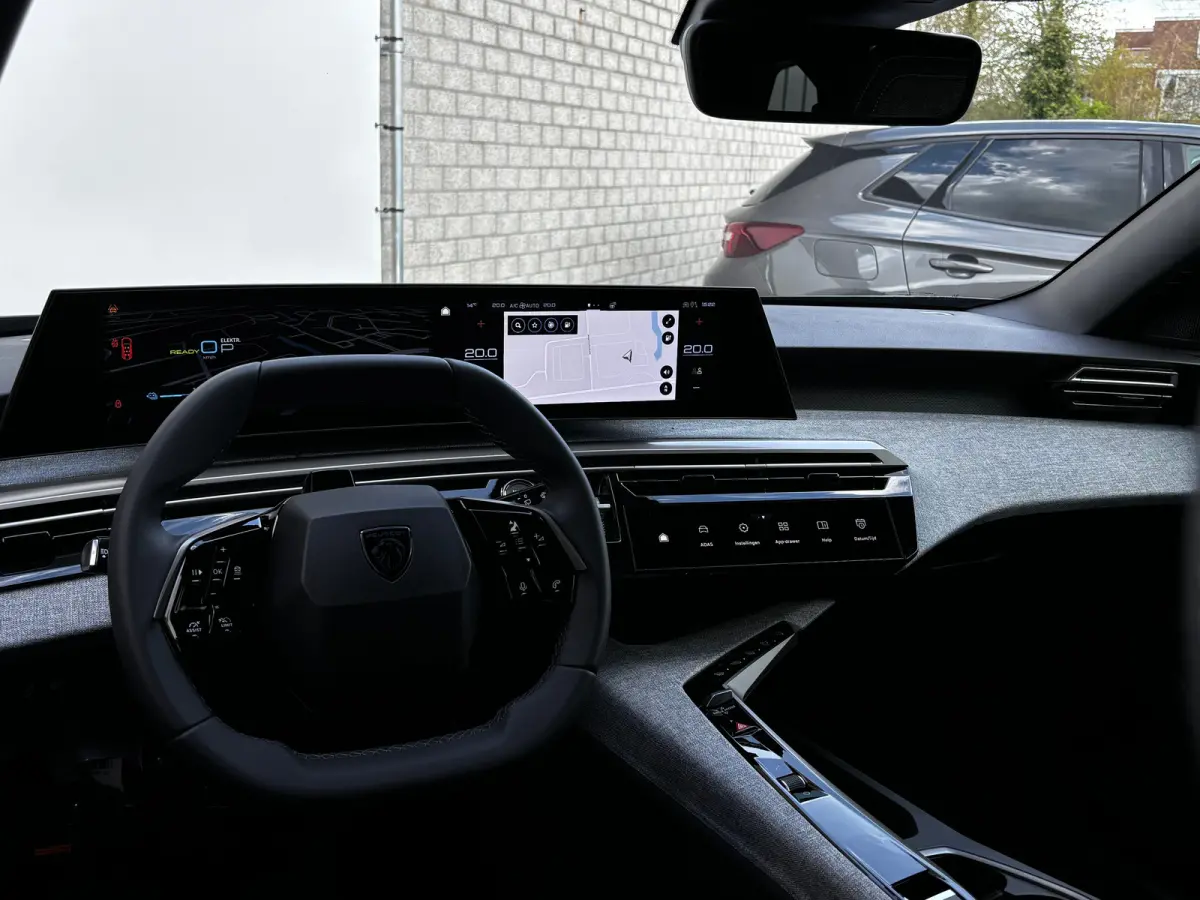 Allure | 360° Vision & Drive Assist Pack | 3de rij: neerklapbare zittingen met Easy access naar derde zitrij | 6 airbags (adaptieve front-, zij- en window-airbags)