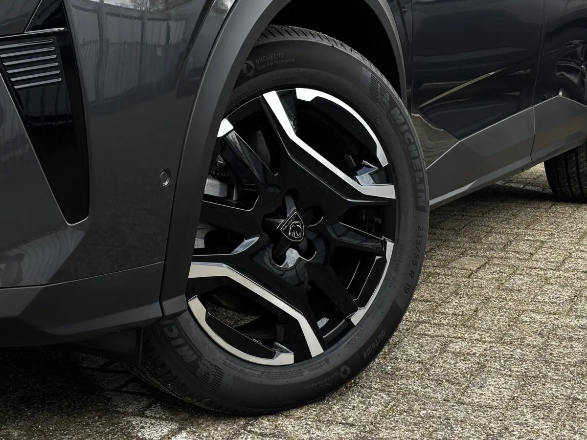 Allure | 360° Vision & Drive Assist Pack | 3de rij: neerklapbare zittingen met Easy access naar derde zitrij | 6 airbags (adaptieve front-, zij- en window-airbags)