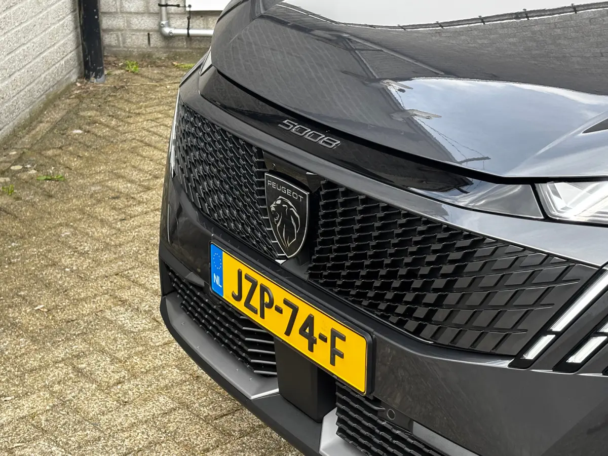 Allure | 360° Vision & Drive Assist Pack | 3de rij: neerklapbare zittingen met Easy access naar derde zitrij | 6 airbags (adaptieve front-, zij- en window-airbags)