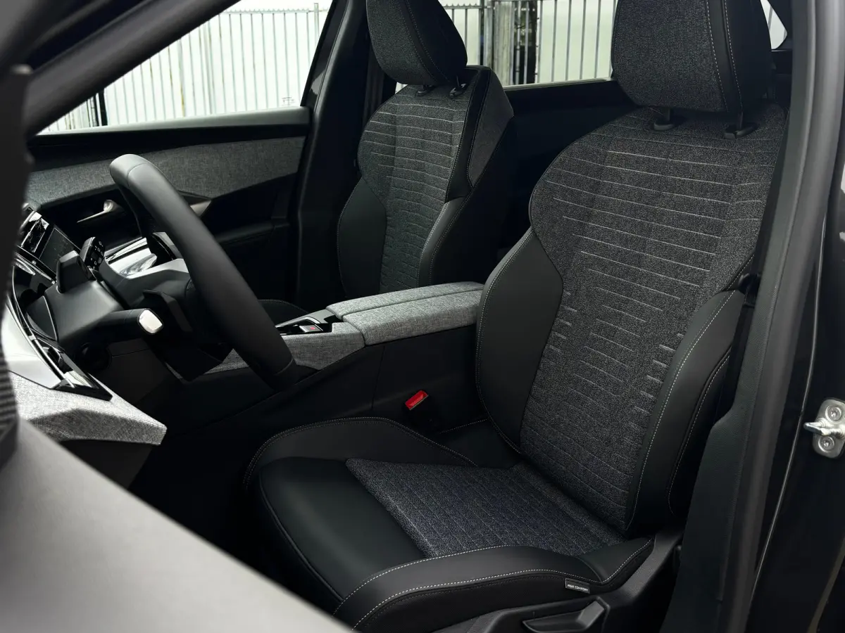 Allure | 360° Vision & Drive Assist Pack | 3de rij: neerklapbare zittingen met Easy access naar derde zitrij | 6 airbags (adaptieve front-, zij- en window-airbags)