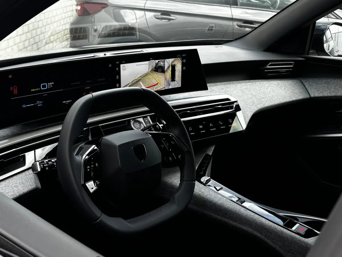 Allure | 360° Vision & Drive Assist Pack | 3de rij: neerklapbare zittingen met Easy access naar derde zitrij | 6 airbags (adaptieve front-, zij- en window-airbags)