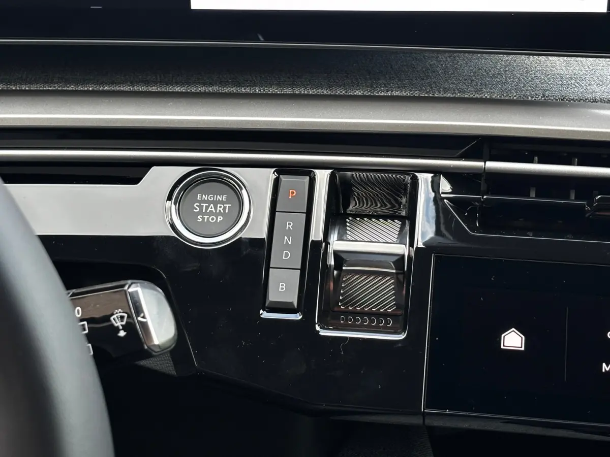 Allure | 360° Vision & Drive Assist Pack | 3de rij: neerklapbare zittingen met Easy access naar derde zitrij | 6 airbags (adaptieve front-, zij- en window-airbags)