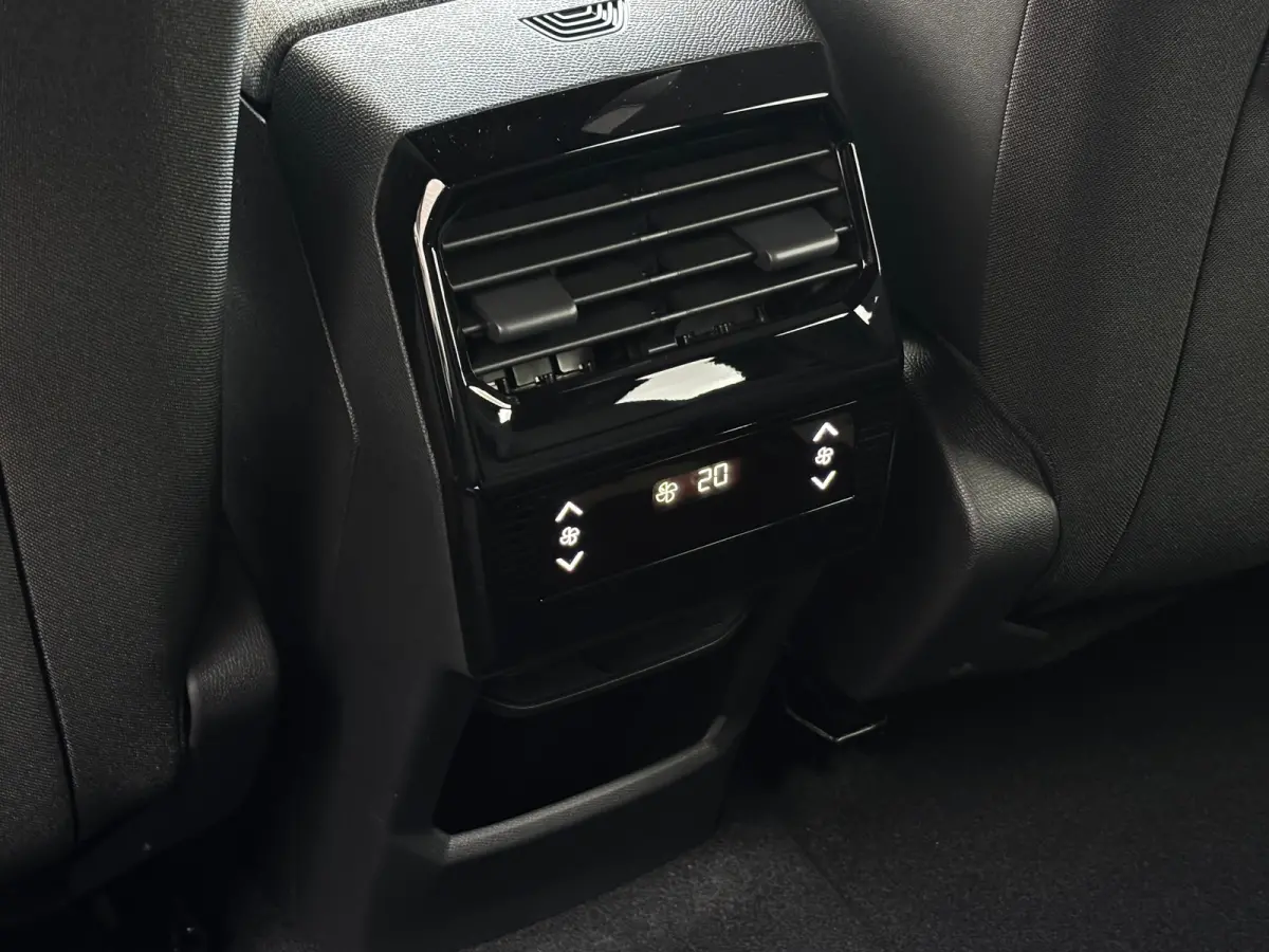 Allure | 360° Vision & Drive Assist Pack | 3de rij: neerklapbare zittingen met Easy access naar derde zitrij | 6 airbags (adaptieve front-, zij- en window-airbags)