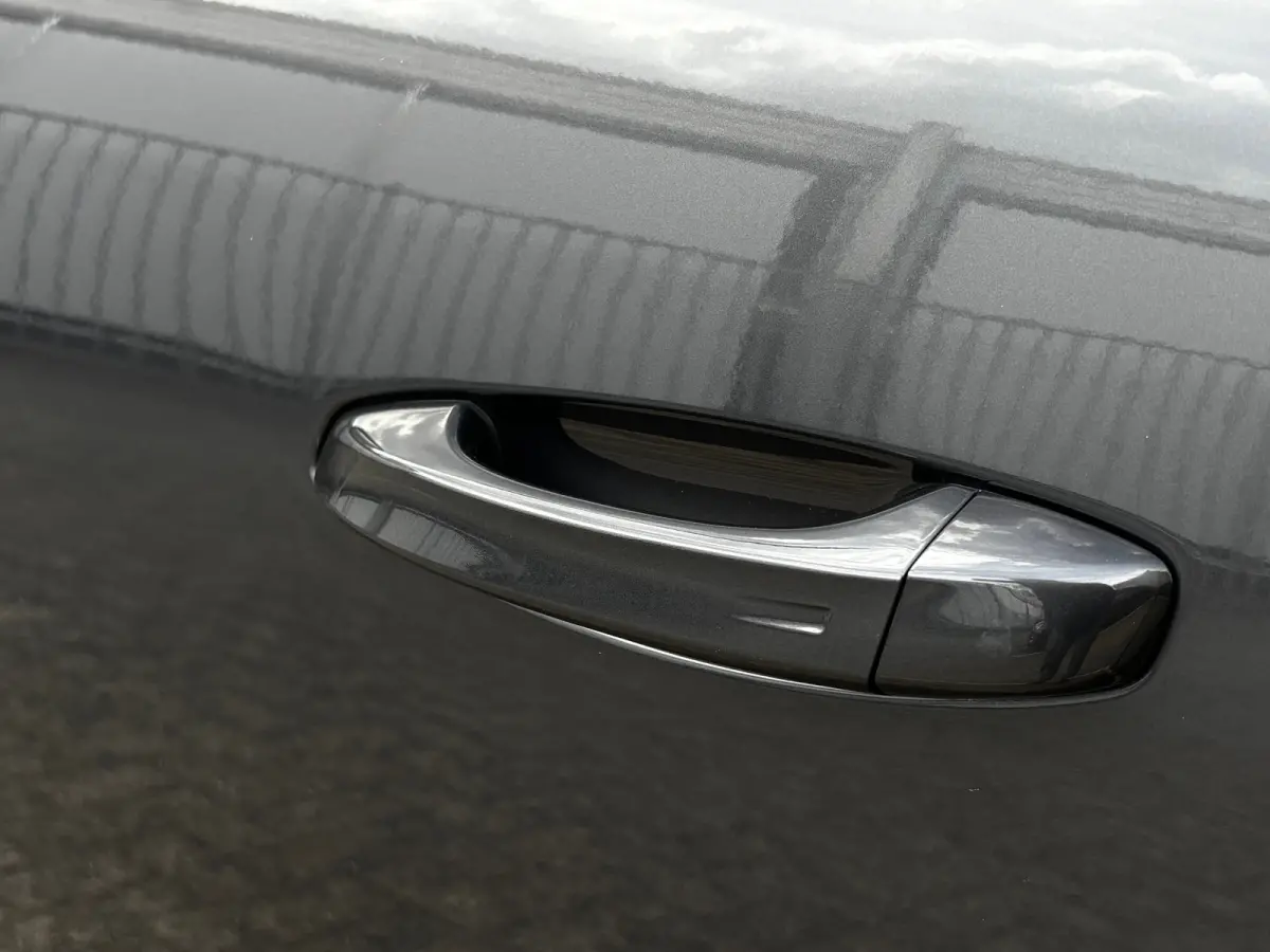 Allure | 360° Vision & Drive Assist Pack | 3de rij: neerklapbare zittingen met Easy access naar derde zitrij | 6 airbags (adaptieve front-, zij- en window-airbags)