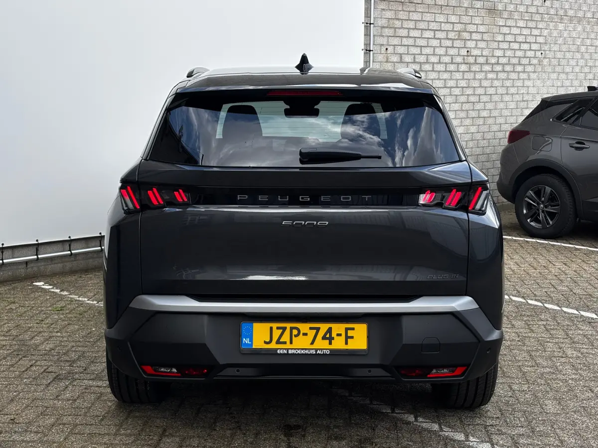 Allure | 360° Vision & Drive Assist Pack | 3de rij: neerklapbare zittingen met Easy access naar derde zitrij | 6 airbags (adaptieve front-, zij- en window-airbags)