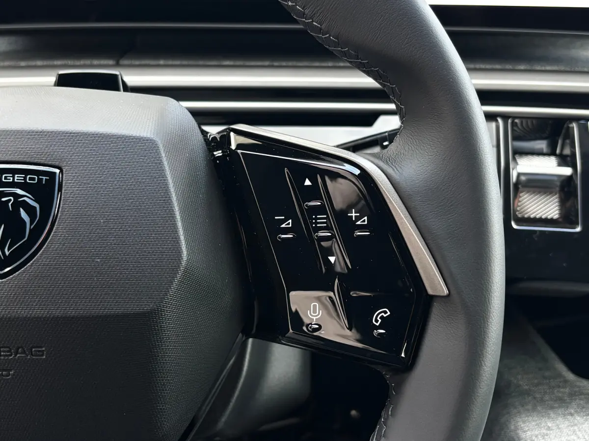 Allure | 360° Vision & Drive Assist Pack | 3de rij: neerklapbare zittingen met Easy access naar derde zitrij | 6 airbags (adaptieve front-, zij- en window-airbags)