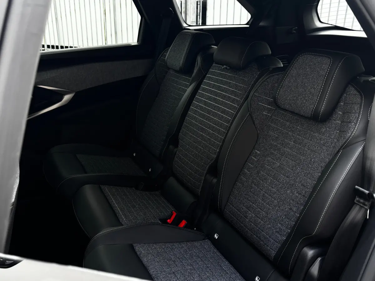 Allure | 360° Vision & Drive Assist Pack | 3de rij: neerklapbare zittingen met Easy access naar derde zitrij | 6 airbags (adaptieve front-, zij- en window-airbags)