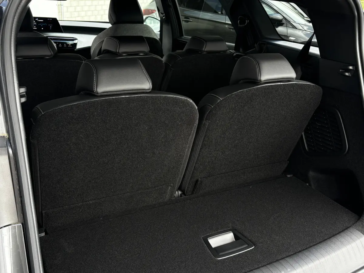 Allure | 360° Vision & Drive Assist Pack | 3de rij: neerklapbare zittingen met Easy access naar derde zitrij | 6 airbags (adaptieve front-, zij- en window-airbags)