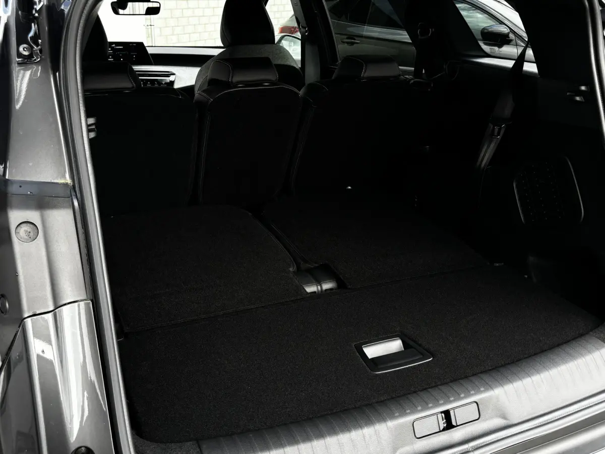 Allure | 360° Vision & Drive Assist Pack | 3de rij: neerklapbare zittingen met Easy access naar derde zitrij | 6 airbags (adaptieve front-, zij- en window-airbags)