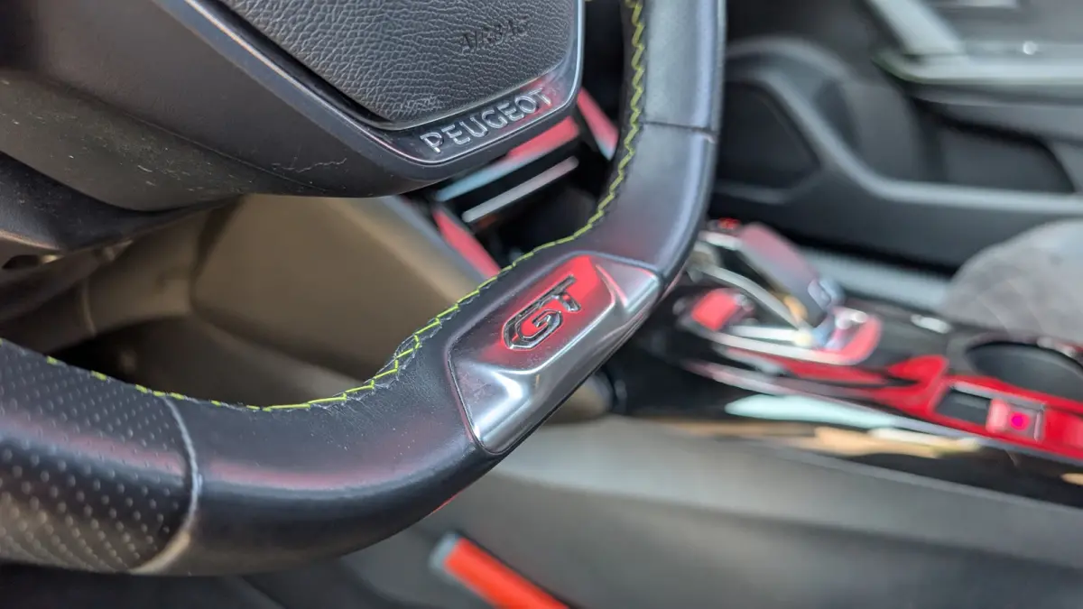 1.2 Turbo GT Pack | Pano-dak | Focal | Alcantara | Navigatie | Climate Control | Adapt. Cruise | | Achteruitrijcamera | Airco (automatisch) | Connected services