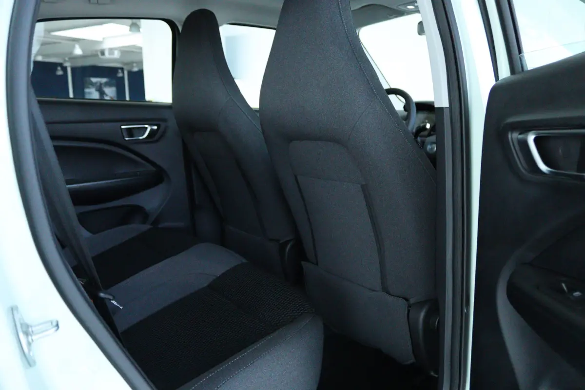 Design 37.3 kWh | €2500,- korting !! | Vanaf €259,- Private Lease per maand ! | Achteruitrijcamera | Cruise control adaptief | Electronic climate controle