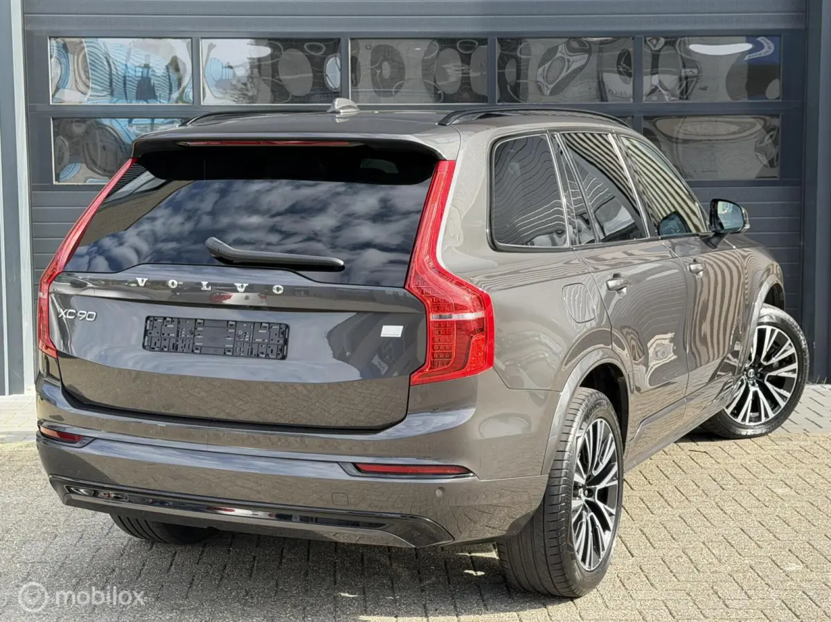 2.0 T8 Recharge AWD Core Dark | Memory | H/K | Trekh