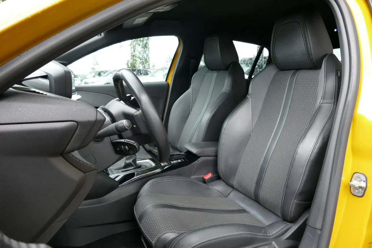 1.2 PURETECH 100PK 5-DRS GT-LINE / NAVI / CLIMA / CAMERA / 17"LMV / FULL-LED / PDC / BLUETOOTH / CRUISECONTROL / 1E EIGENAAR / SCHITTERENDE STAAT !!