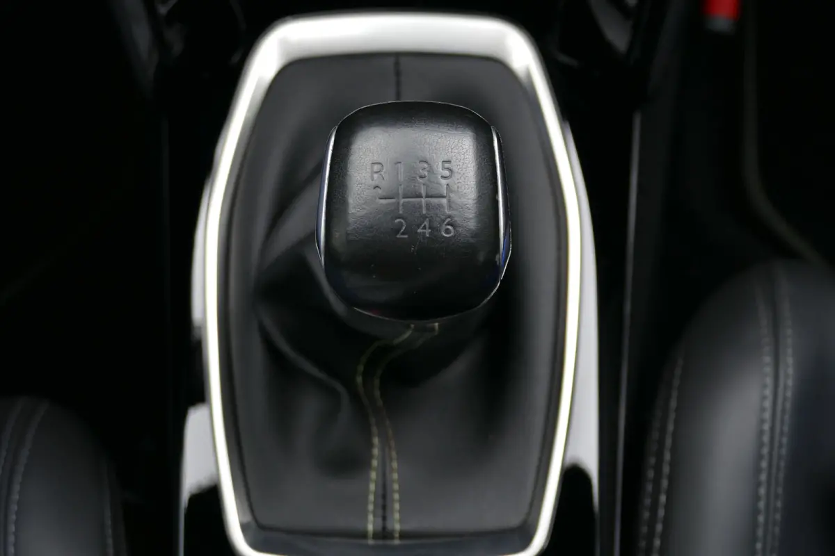 1.2 PURETECH 100PK 5-DRS GT-LINE / NAVI / CLIMA / CAMERA / 17"LMV / FULL-LED / PDC / BLUETOOTH / CRUISECONTROL / 1E EIGENAAR / SCHITTERENDE STAAT !!