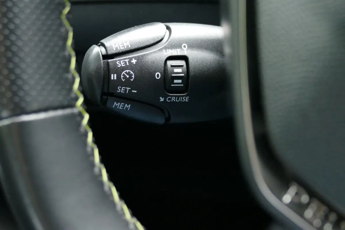 1.2 PURETECH 100PK 5-DRS GT-LINE / NAVI / CLIMA / CAMERA / 17"LMV / FULL-LED / PDC / BLUETOOTH / CRUISECONTROL / 1E EIGENAAR / SCHITTERENDE STAAT !!
