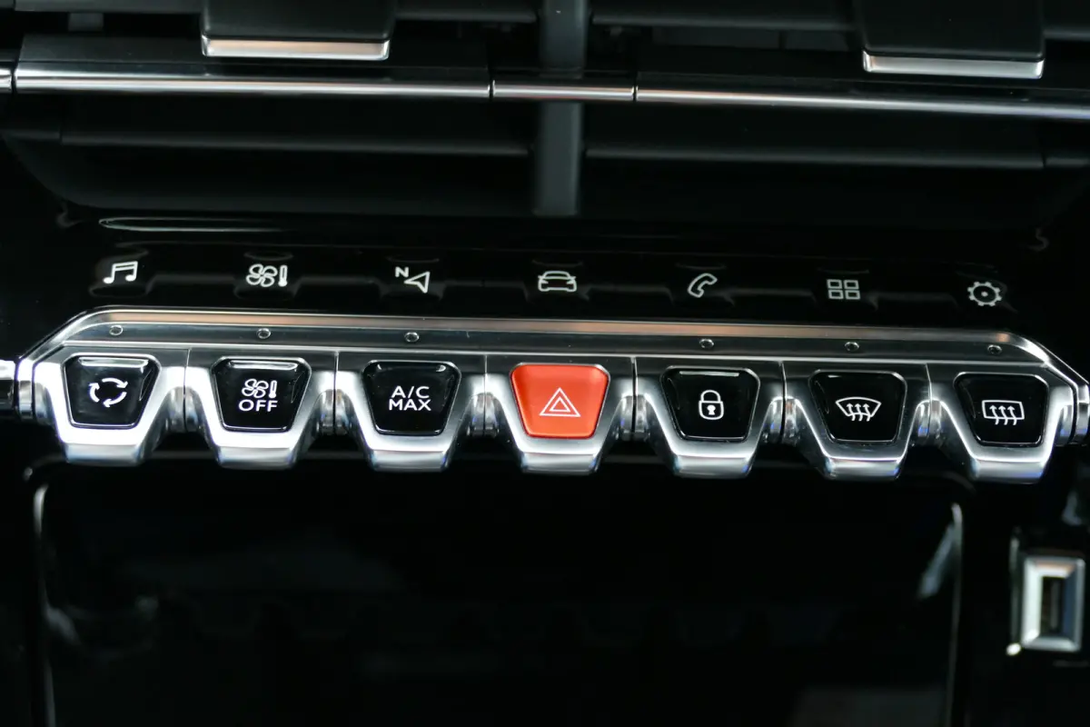 1.2 PURETECH 100PK 5-DRS GT-LINE / NAVI / CLIMA / CAMERA / 17"LMV / FULL-LED / PDC / BLUETOOTH / CRUISECONTROL / 1E EIGENAAR / SCHITTERENDE STAAT !!