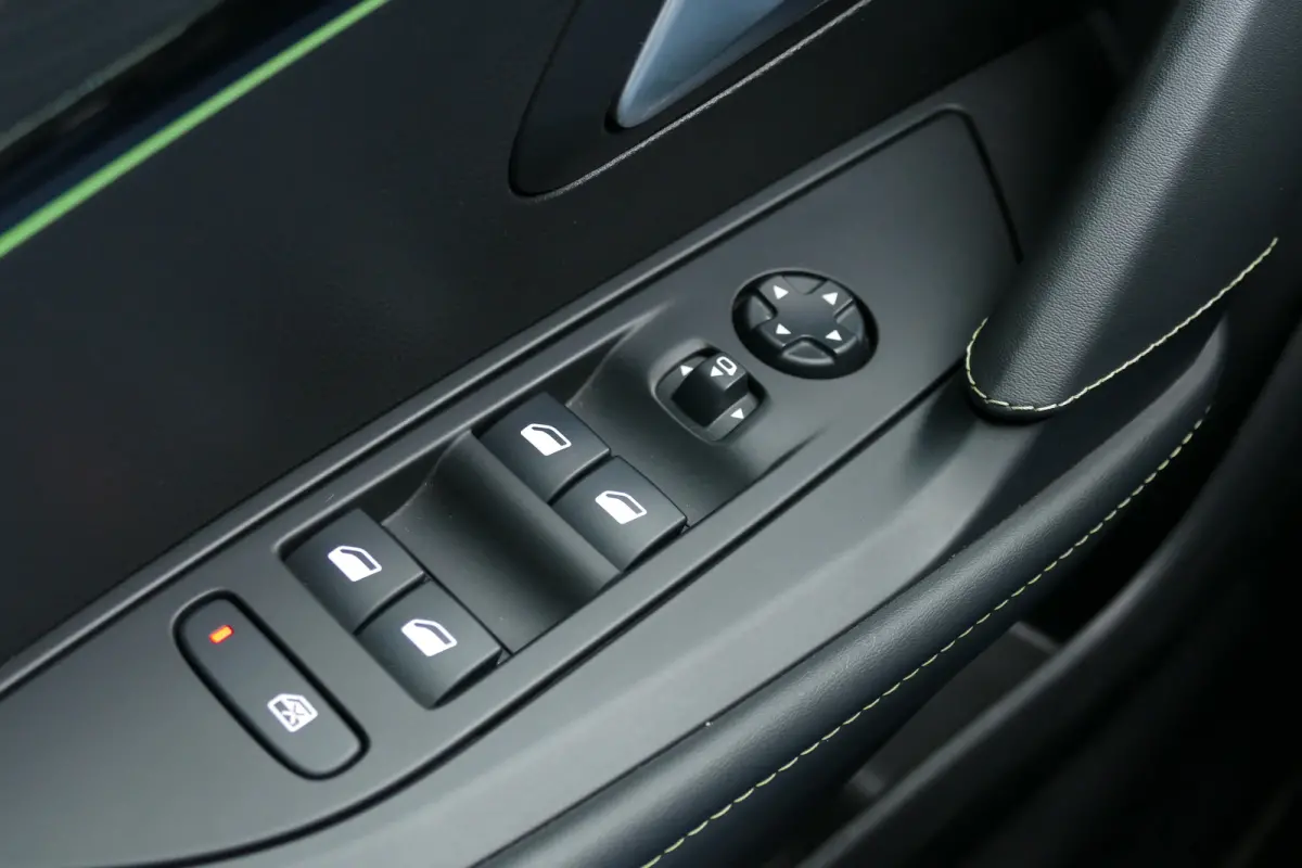 1.2 PURETECH 100PK 5-DRS GT-LINE / NAVI / CLIMA / CAMERA / 17"LMV / FULL-LED / PDC / BLUETOOTH / CRUISECONTROL / 1E EIGENAAR / SCHITTERENDE STAAT !!